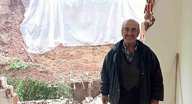 Yağmurda yıkılan istinat duvarı yaşlı çiftin evini yerle bir etti