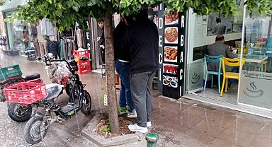 Yağmurdan korunmak için ağacın altına girdiler