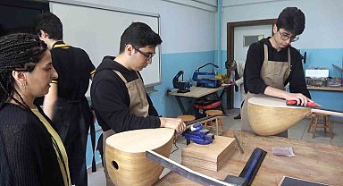 Yalova Güzel Sanatlar Lisesi öğrencileri kendi çalacakları bağlamaları üretiyor