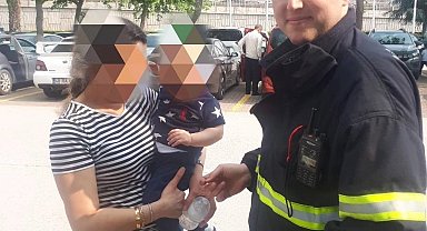 Yalova'da otomobilde mahsur kalan bebeği itfaiye kurtardı