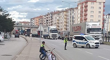 Yanlış yola giren tır trafiği kilitledi