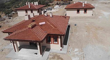 Yapımı tamamlanan 3 köy evini gezen depremzede: "İnanmadın, geldim gözümle gördüm"