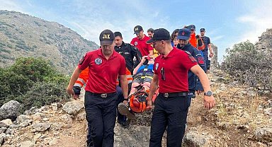 Yaralı turisti iki saat sedye ile taşıdılar