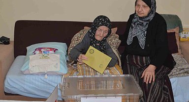 Yaşlı ve yatalak hastalar ile engelli vatandaşlar oylarını seyyar sandıkta kullandı