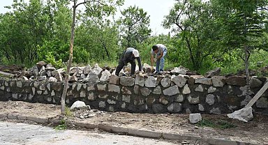 Yenice Mezarlığının tehlike oluşturan duvarı yenileniyor