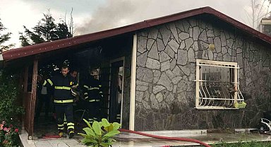 Yıldırım düşen villa alev topuna döndü