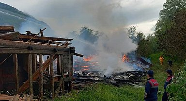 Yıldırım yangına sebep oldu, 2 ev küle döndü