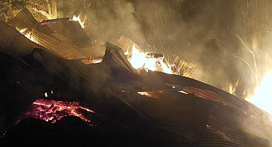 Yıldırım yangına sebep oldu: 3 samanlık küle döndü