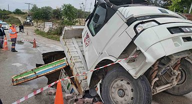 Yol, kamyonu yuttu