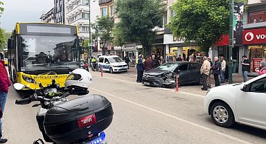 Yolcu indiren halk otobüsüne ters şeritten gelen otomobil çarptı : 1 yaralı