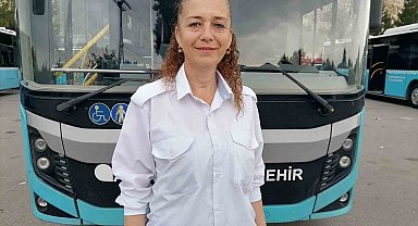 Yolcular, otomobil sürücüsü ile tartışan kadın sürücü için yumruk yumruğa kavga etti