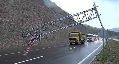 Yüksekliği hesaplayamayan iş makinesi yüklü kamyon uyarı tabelasını devirdi
