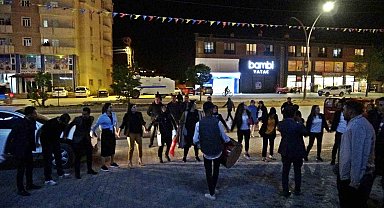 Yüksekova'da Erdoğan'ın kazanması halaylarla kutlandı