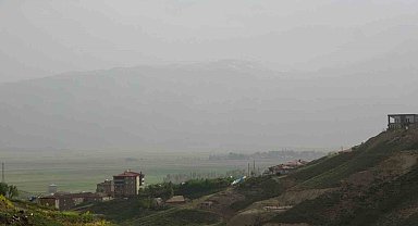 Yüksekova'yı saran dağlar toz bulutundan kayboldu