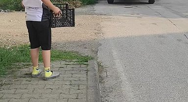 Yuvadan düşen kuşu fark eden çocuğun merhameti dikkat çekti