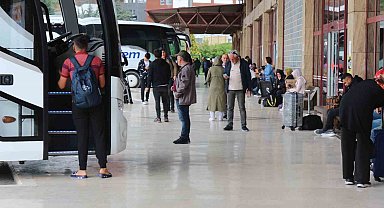 Yüzlerce depremzede, vatandaşlık görevi için memleketlerine oy kullanmaya gitti