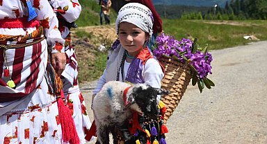 116 yıldır devam eden gelenek: Gelin gibi süslenen hayvanları ile göçe başladılar