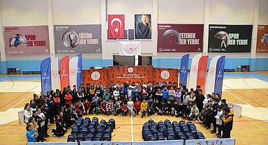 123 öğrenciye spor malzemesi hediye edildi
