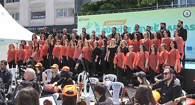 135 müzik öğretmeninden meydanda unutulmaz konser