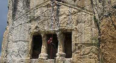 2 bin 700 yıllık kaya mezarı bakımsızlıktan yok oluyor