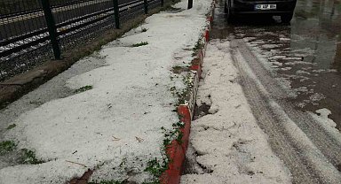 20 dakika boyunca yağan dolu sonrası cadde ve sokaklar beyaza büründü