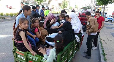 2'si bebek 8'i çocuk tam 16 kişi bindi, minibüs değil motosiklet