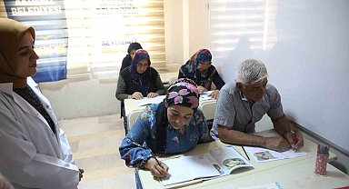 3 çocuklu çift, ehliyet almak için 4 ayda okuma yazma öğrendi