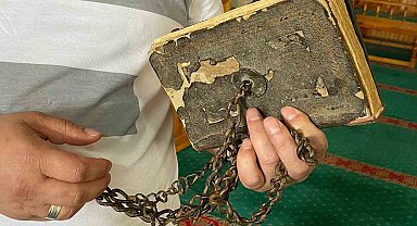 300 yıldır muhafaza edilen Kur'an-ı Kerim'in kapağındaki zincirler dikkat çekiyor