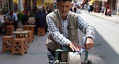 35 yıldır tezgahı ile sokak sokak gezip, bıçak bileyerek ekmek parasını kazanıyor