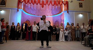 'Pera'nın Seslerinden Adımlara' Neziroğlu'nun koleksiyonu ile izleyicilerle buluştu