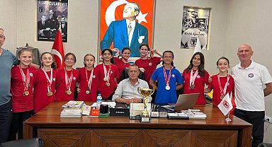 'Türkiye Şampiyonu' öğrencilerden Başkan Özer'e teşekkür