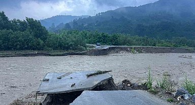 4 mahalleye ulaşım sağlayan geçici köprü sular altında kaldı