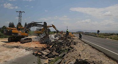 4 metreyi bulan kırılmanın olduğu yolda yenileme çalışmaları başladı