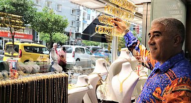 40 yıl önce köydeki markette kurduğu hayalini şehirde gerçekleştirmenin gururunu taşıyor