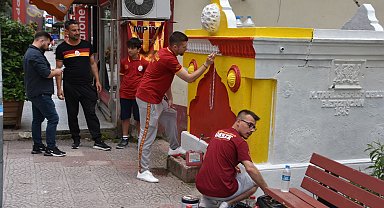 40 yıllık gelenek devam etti, çeşmeler sarı-kırmızıya boyandı