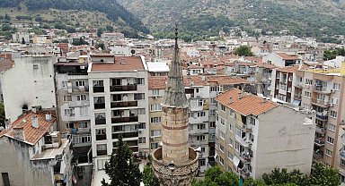 500 yıllık caminin yıpranan minaresi korkutuyor