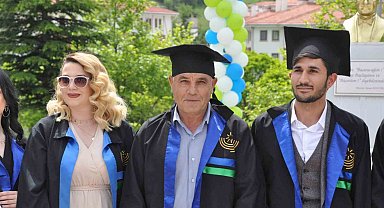 51 yaşında üniversiteden mezun oldu