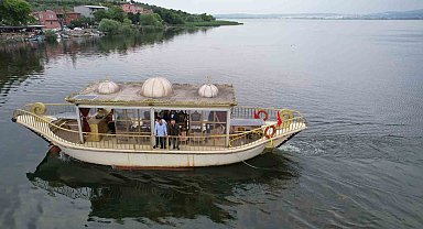 70 yıl sonra bir ilk... Haliç'ten çıktı, Uluabat Gölü kenarındaki Gölyazı'ya yüzerek getirildi