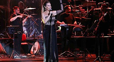 87. Uluslararası Bergama Festivali: Linet, Asklepion'da 18 bin hayranıyla buluştu