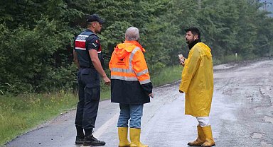 Abant yolunda taşan dereler ulaşıma engel oldu