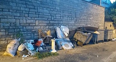 Adalar'da çöpler sokaklara taştı