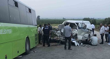 Adana'da belediye otobüs ile panelvan araç çarpıştı: 2 ölü, 10 yaralı