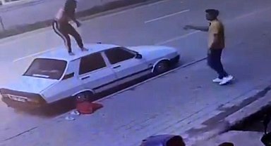 Adana'da bir kadın otomobilin tavanına çıkıp dans etti