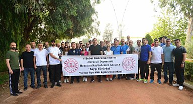 Adana'da öğretmenler depremde hayatını kaybeden vatandaşlar anısına yürüdü