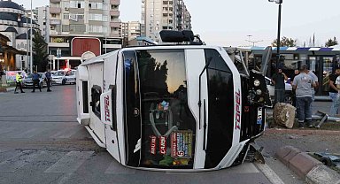 Adana'da sinyalizasyon direğine çarpan yolcu minibüsü devrildi: 3 yaralı