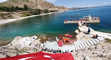 Adilcevaz'da kano yarışları yapıldı