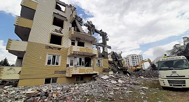 Adıyaman'da ağır hasarlı binaların yüzde 15'i yıkılarak enkazı kaldırıldı