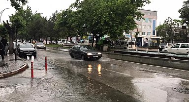 Afyon'da sağanak yağış etkili oldı