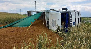 Afyonkarahisar'da haşhaş küspesi dolu kamyon devrildi