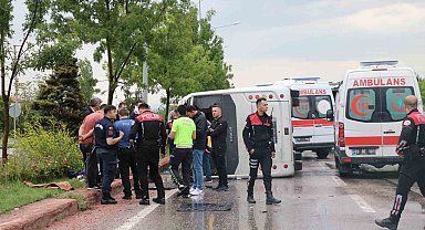 Afyonkarahisar'da jandarma personelini taşıyan araç devrildi: 5 yaralı